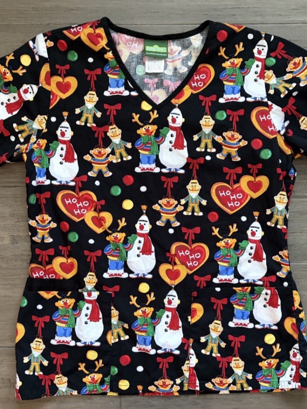 Sesame Street Christmas Scrub Top Women's Small Black Bert Ernie Snowman Winter